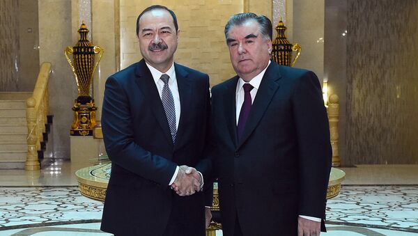 Встреча президента Таджикистана Эмомали Рахмона с премьер-министром Узбекистана Абдуллой Ариповым - Sputnik Ўзбекистон