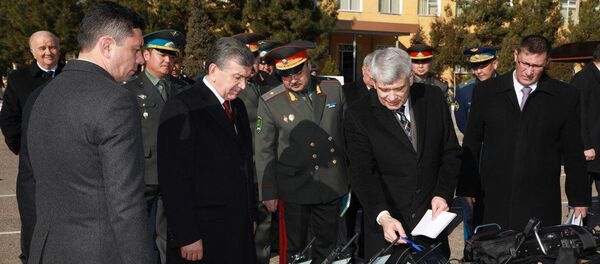 Шавкат Мирзиёев ознакомился с образцами современной радиотехники, производство которой начато в Узбекистане Шавкат Мирзиёев ознакомился с образцами современной радиотехники, производство которой начато в Узбекистане - Sputnik Ўзбекистон