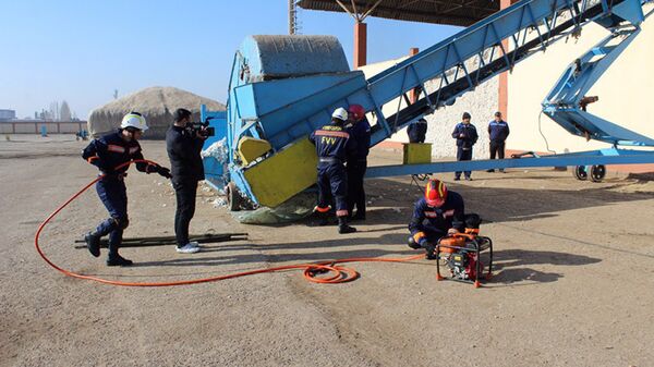 На территории хлопкоочистительного завода Узбекистан Юкоричирчикского района Ташкентской области проведено показательное тактико-специальное учение МЧС На территории хлопкоочистительного завода Узбекистан Юкоричирчикского района Ташкентской области проведено показательное тактико-специальное учение МЧС - Sputnik Узбекистан