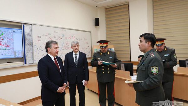 Шавкат Мирзиёев посетил Академию Вооруженных Сил - Sputnik Ўзбекистон