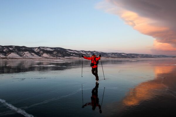 Мужчина на коньках на льду озера Байкал - Sputnik Узбекистан
