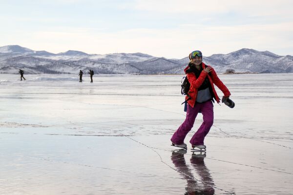 Девушка на коньках на льду озера Байкал - Sputnik Узбекистан