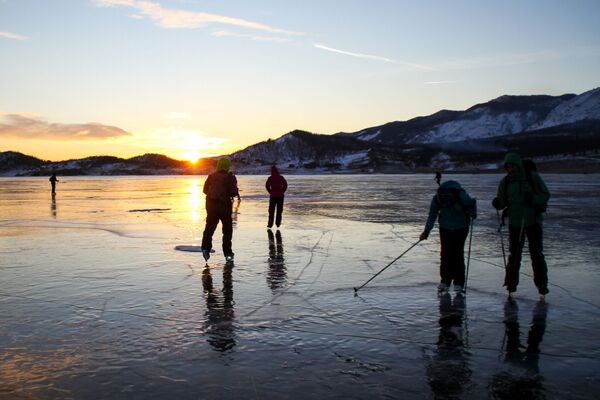 Люди на коньках на льду озера Байкал - Sputnik Узбекистан