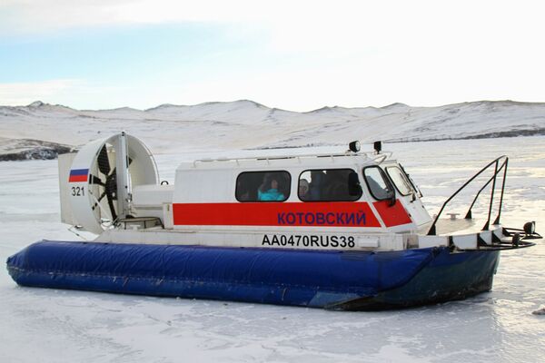 Пассажиры в катере на воздушной подушке двигаются по льду озера Байкал - Sputnik Узбекистан