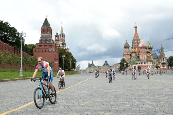 ГУМовские велокатания - тысячи москвичей прокатились по центру Москвы (Красная площадь, 2015 год). - Sputnik Узбекистан