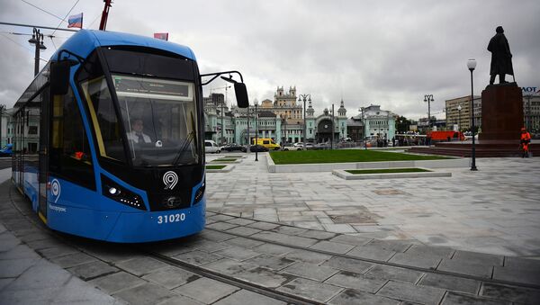 Трамвай на площади Тверская Застава в Москве. 2017 год - Sputnik Узбекистан