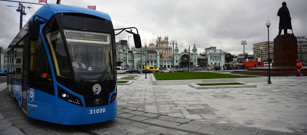 Трамвай на площади Тверская Застава в Москве. 2017 год Трамвай на площади Тверская Застава в Москве. 2017 год - Sputnik Узбекистан