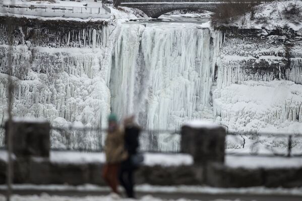 Высота водопадов составляет 53 метра. Подножие Американского водопада заслоняет нагромождение камней, из-за чего его видимая высота — только 21 метр. Ширина Американского водопада — 323 метра, водопада Подкова — 792 метра. - Sputnik Узбекистан