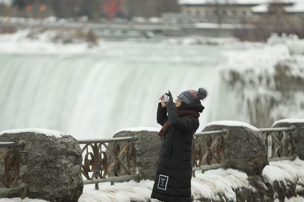 Ледник двигался подобно бульдозеру, перемалывая и передвигая камни и почву. Кое-где он углубил и расширил русла рек, создав озёра, а в других местах засыпал их, заставив эти реки впоследствии прокладывать новые русла. - Sputnik Узбекистан