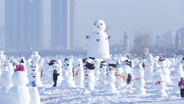 СПУТНИК_2018 снеговиков в честь нового года слепили в парке китайского Харбина - Sputnik Узбекистан