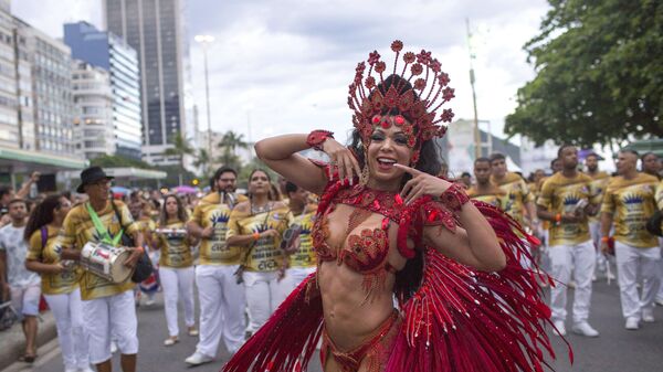 Танцоры школы самбы на уличном параде у пляжа Копакабана в Рио-де-Жанейро, Бразилия - Sputnik Узбекистан