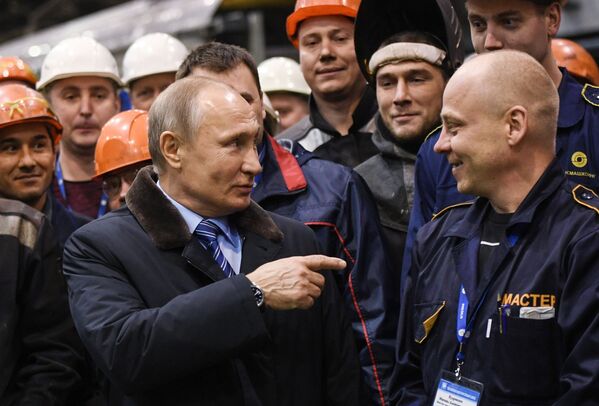 Президент РФ Владимир Путин во время встречи с рабочими Тверского вагоностроительного завода - Sputnik Узбекистан
