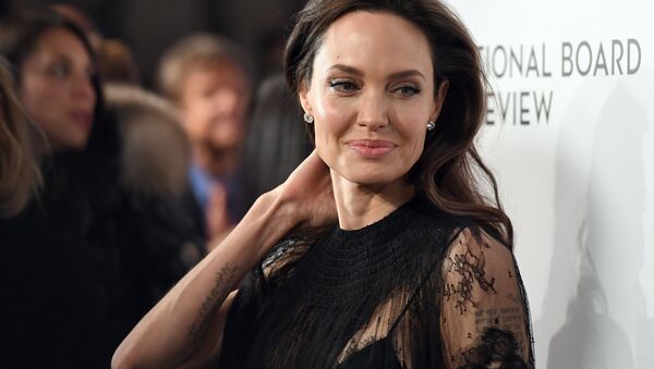 Американская актриса Анджелина Джоли на гала-вечере Национального совета кинокритиков США в Нью-Йорке - Sputnik Узбекистан