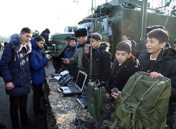 Празднование Дня защитников Родины в Ташкенте - Sputnik Узбекистан