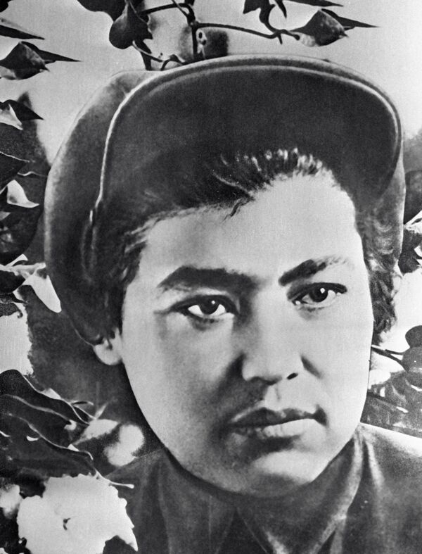 Одна из первых женщин, снявших паранджу - Таджихон Шадиева. Одна из первых женщин, снявших паранджу - Таджихон Шадиева. - Sputnik Узбекистан