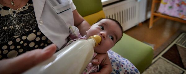 Кормление младенца Кормление младенца - Sputnik Узбекистан