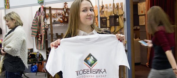 Девушка на выставке Восточный базар Тюбетейка - Sputnik Узбекистан