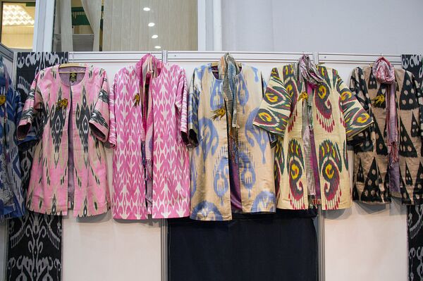 Весна идет - чапану дорога: с чем носить и как сочетать традиционный кафтан - Sputnik Узбекистан