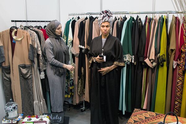 Весна идет - чапану дорога: с чем носить и как сочетать традиционный кафтан - Sputnik Узбекистан