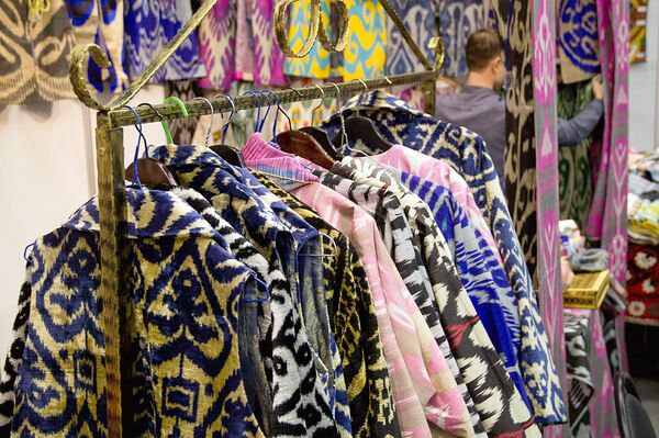 Весна идет - чапану дорога: с чем носить и как сочетать традиционный кафтан - Sputnik Узбекистан