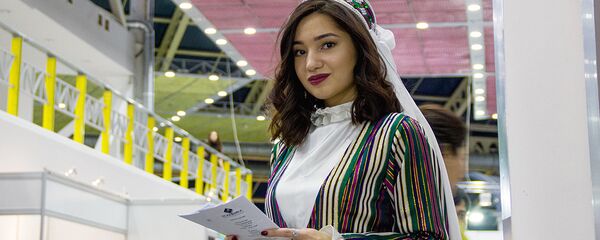 Дўппи шарқона бозор кўргазмасида қизлар ва йигитлар миллий либосларда меҳмонларни кутиб олишди. Дўппи шарқона бозор кўргазмасида қизлар ва йигитлар миллий либосларда меҳмонларни кутиб олишди. - Sputnik Ўзбекистон