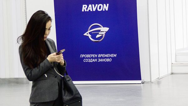 Девушка рядом с стендом компании Ravon - Sputnik Узбекистан