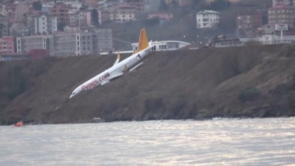 Пассажирский самолет в Турции застрял на склоне над морем. Кадры с места ЧП - Sputnik Ўзбекистон