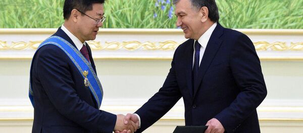 Президент Республики Узбекистан Шавкат Мирзиёев, вручил послу КНР Сунь Лицзе высокую государственную награду страны – орден Дустлик Президент Республики Узбекистан Шавкат Мирзиёев, вручил послу КНР Сунь Лицзе высокую государственную награду страны – орден Дустлик - Sputnik Ўзбекистон