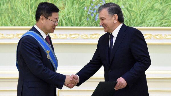 Prezident Respubliki Uzbekistan Shavkat Mirziyoyev, vruchil poslu KNR Sun Lisze visokuyu gosudarstvennuyu nagradu strani – orden Dustlik - Sputnik O‘zbekiston