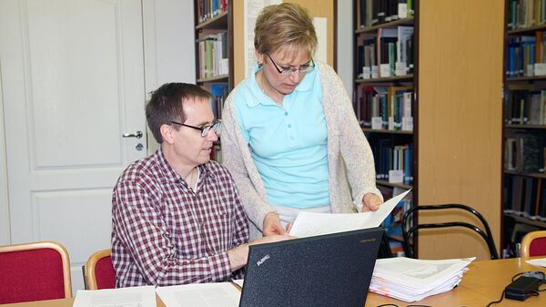 Библеист Марина Ломова работает с богословским редактором Библеист Марина Ломова работает с богословским редактором - Sputnik Узбекистан