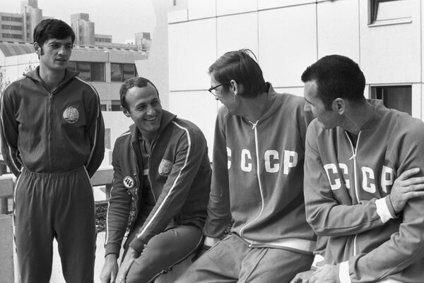 Советские баскетболисты Алжан Жармухамедов и Геннадий Вольнов и болгарские волейболисты Иван Сеферинов и Здравко Семенов - Sputnik Узбекистан