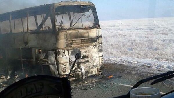 Сгоревший автобус, в котором погибли 52 человека из Узбекистана - Sputnik Узбекистан