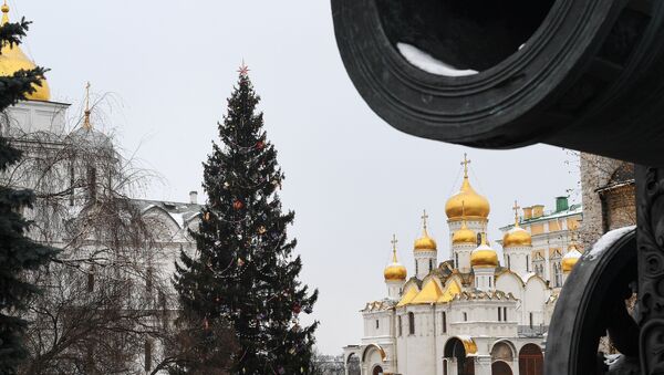 Украшение Новогодней елки на Соборной площади Кремля - Sputnik Узбекистан
