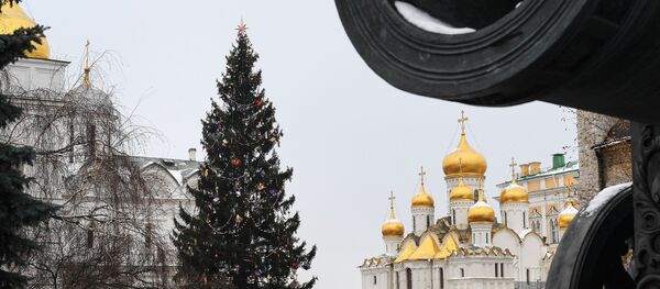 Украшение Новогодней елки на Соборной площади Кремля - Sputnik Узбекистан