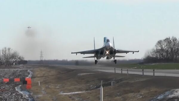 Боевые самолеты приземлились на шоссе под Ростовом - Sputnik Узбекистан