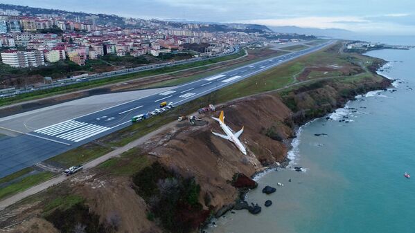 Скатившийся с обрыва самолет авиакомпании Pegasus Airlines в турецком городе Трабзон - Sputnik Узбекистан