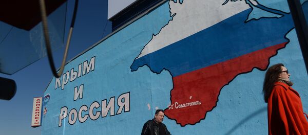 Патриотические граффити в Москве о воссоединении Крыма и России - Sputnik Узбекистан