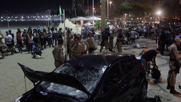 В Рио-де-Жанейро автомобиль въехал в толпу людей - Sputnik Узбекистан