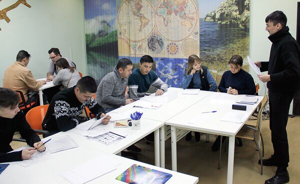 Языковой практикум для мигрантов в Библиотеке им. Н.А. Некрасова, в Москве - Sputnik Узбекистан