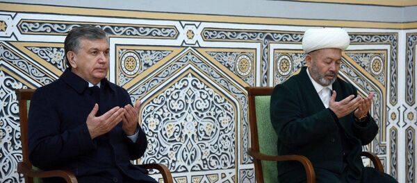 В ходе посещения мавзолея Хакима Термизи Президент отметил, что глубоко опечален гибелью наших соотечественников в Актюбинске, и выразил соболезнования их близким. Прочитана молитва за упокой их души. - Sputnik Ўзбекистон