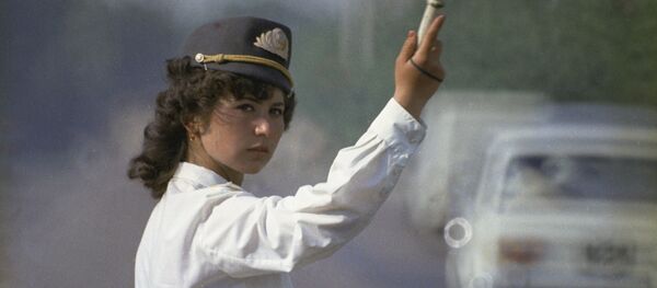 Тошкент давлат автомобил инспекцияси кичик сержанти Дилором Гилфанова. - Sputnik Ўзбекистон