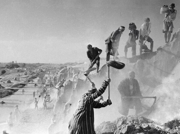 Строители Большого Ферганского канала на земляных работах. Узбекистан - Sputnik Узбекистан