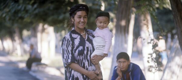 Колхозница Ширманхан Гафурова с сыном Кабулджаном - Sputnik Узбекистан