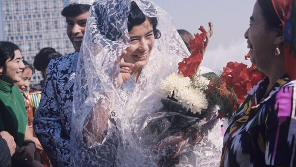 Молодожены на свадьбе - Sputnik Узбекистан