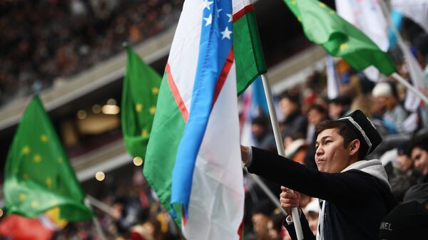 Mujchina s flagom Uzbekistana - Sputnik O‘zbekiston