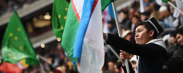 Мужчина с флагом Узбекистана - Sputnik Узбекистан