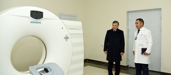 Президент посетил медцентр в Шерабадском районе Президент посетил медцентр в Шерабадском районе - Sputnik Ўзбекистон