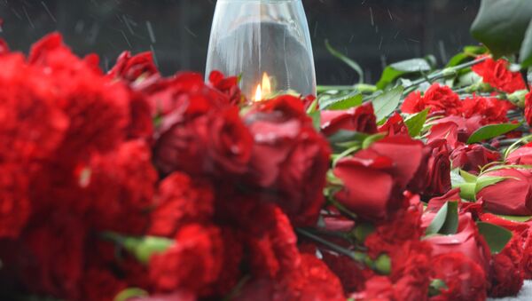 Цветы и памятные свечи, архивное фото - Sputnik Ўзбекистон