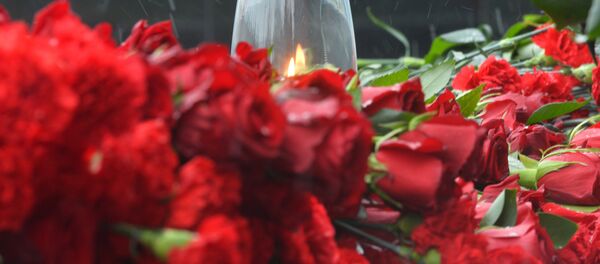 Цветы и памятные свечи, архивное фото - Sputnik Узбекистан