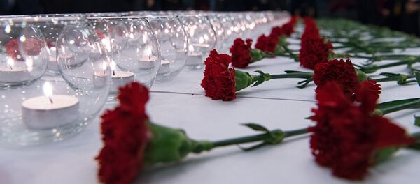 Гвоздики и свечи - Sputnik Узбекистан